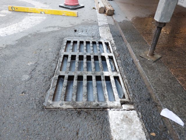 El Ayuntamiento prepara los imbornales para evitar la entrada de arena durante la Semana Santa - 2, Foto 2