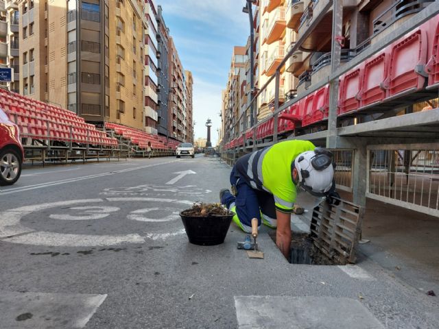 El Ayuntamiento prepara los imbornales para evitar la entrada de arena durante la Semana Santa - 3, Foto 3