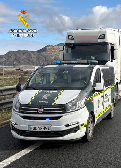 La Guardia Civil investiga a una camionera por sextuplicar la tasa máxima de alcohol al volante de un vehículo articulado de gran tonelaje - 3, Foto 3