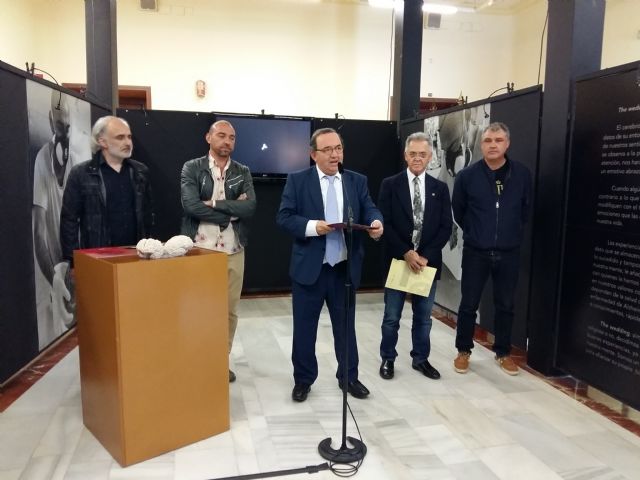 El escultor murciano Lidó Rico presenta en el Rectorado de la Universidad de Murcia la exposición The Wedding - 1, Foto 1