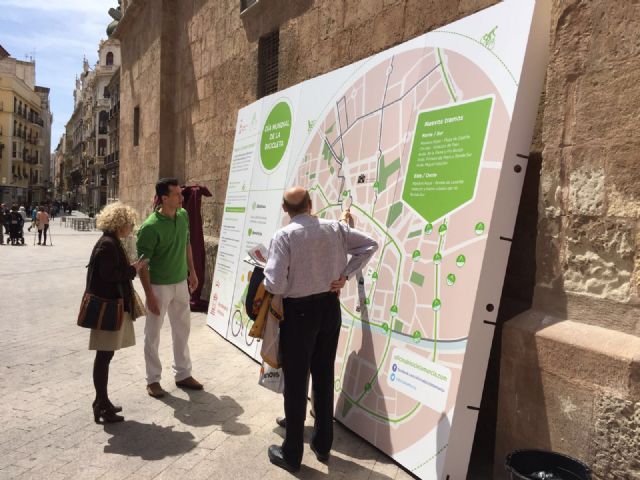 Decenas de personas se interesan por el Plan de implantación del carril bici en Murcia - 1, Foto 1
