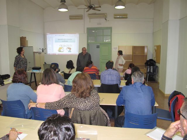 Servicios Sociales inaugura dos talleres para potenciar el crecimiento personal - 1, Foto 1