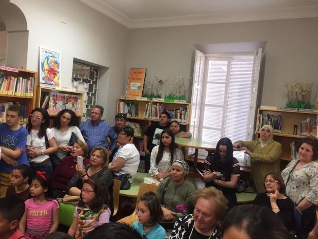 Se hacen entrega los premios del III Concurso Literario Morerica Galán con motivo del Día del Libro, Foto 9