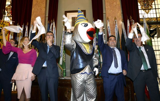 Doña Sardina y el Gran Pez llevan la alegría sardinera al Salón de Plenos del Ayuntamiento - 1, Foto 1