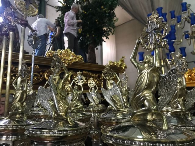 El Resucitado adelanta la preparación de sus tronos y enseres ante la previsión meteorológica - 2, Foto 2