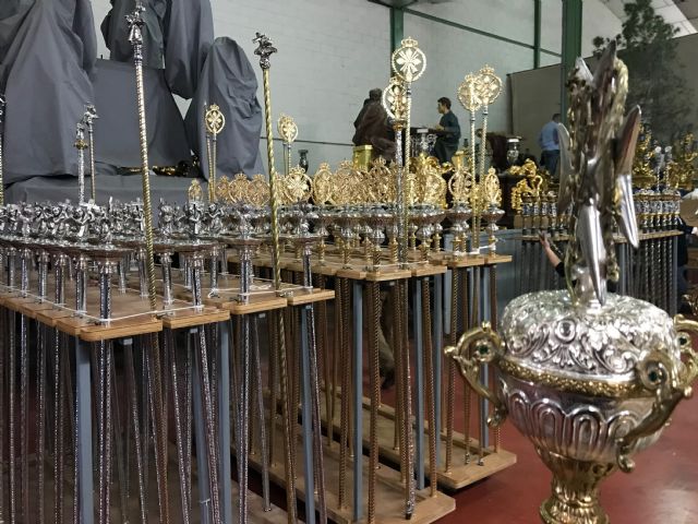 El Resucitado adelanta la preparación de sus tronos y enseres ante la previsión meteorológica - 3, Foto 3