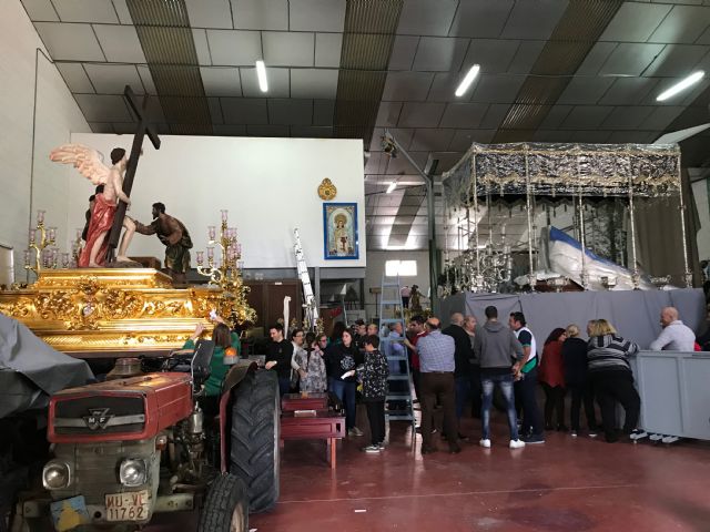 El Resucitado adelanta la preparación de sus tronos y enseres ante la previsión meteorológica - 5, Foto 5