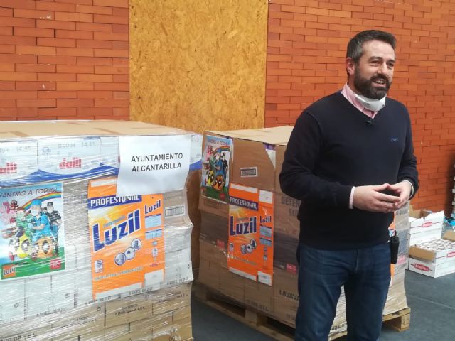 El Ayuntamiento recibe siete toneladas de alimentos y productos de primera necesidad que dona entre las familias más necesitadas de Alcantarilla - 1, Foto 1