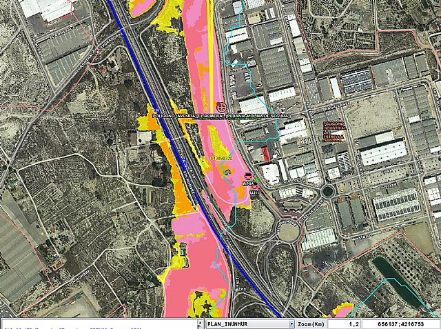 Rescatan a una persona atrapada por el agua en el interior de su vehículo en Beniaján - 1, Foto 1