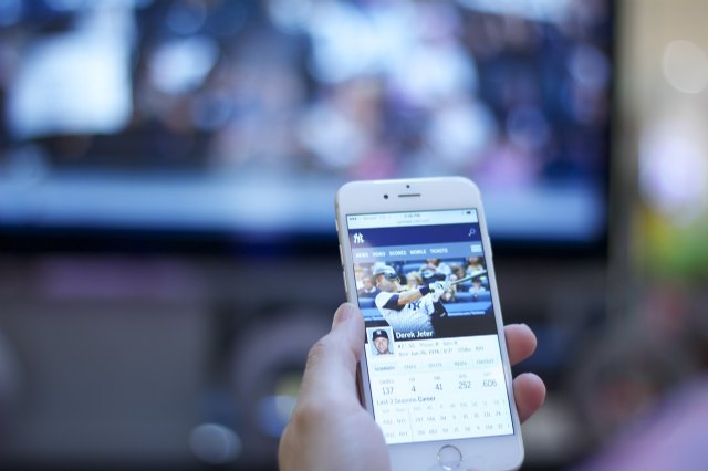Ver la tele y mirar el móvil: más de la mitad de los españoles ve la televisión con el móvil en la mano - 1, Foto 1