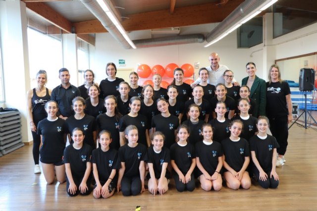 La alcaldesa impulsa la formacin de las nadadoras del Club Sincro Alhama, Foto 1