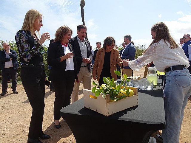 La vicepresidenta tercera Teresa Ribera visita el proyecto AgriConCiencia - 1, Foto 1