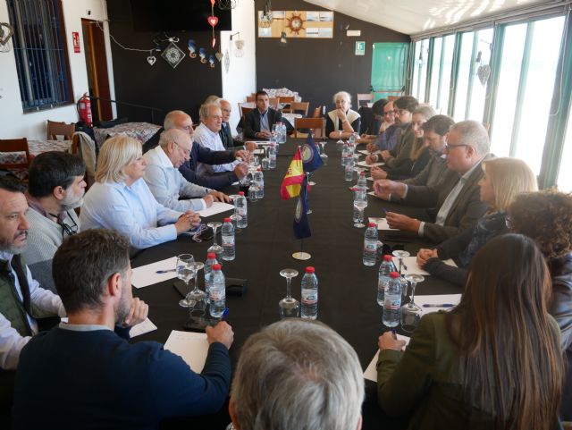 El PP reafirma su ´frente común´ con los afectados por la Ley de Costas y eleva a las Cortes una reforma legal para salvar las casas de más de 400 familias de la Región - 2, Foto 2