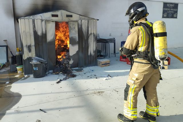 La Policía Local colabora con los bomberos del CEIS en la extinción de un incendio en una cafetería local - 1, Foto 1