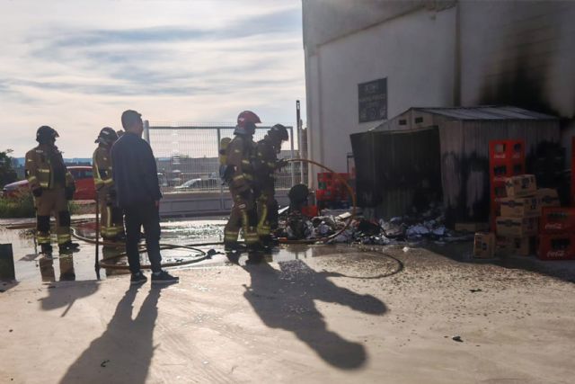 La Policía Local colabora con los bomberos del CEIS en la extinción de un incendio en una cafetería local - 2, Foto 2