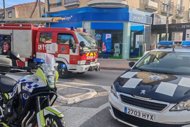 La Policía Local colabora con los bomberos del CEIS en la extinción de un incendio en una cafetería local - 3, Foto 3