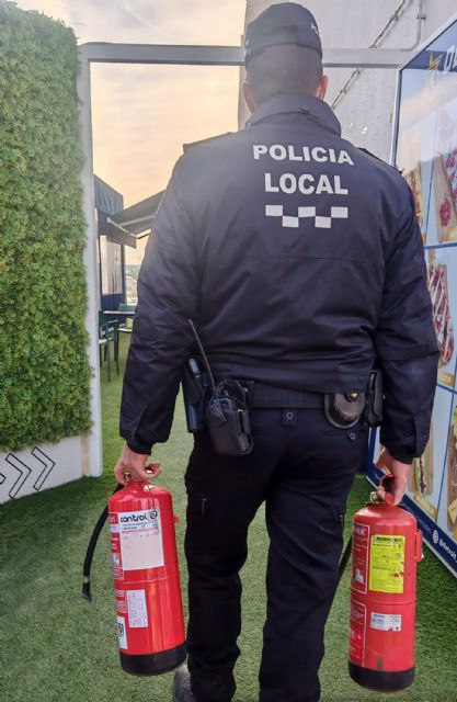 La Policía Local colabora con los bomberos del CEIS en la extinción de un incendio en una cafetería local - 4, Foto 4