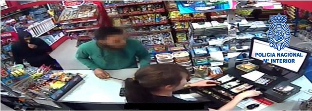 Detenidos los dos autores de un atraco con arma blanca en un establecimiento comercial - 1, Foto 1