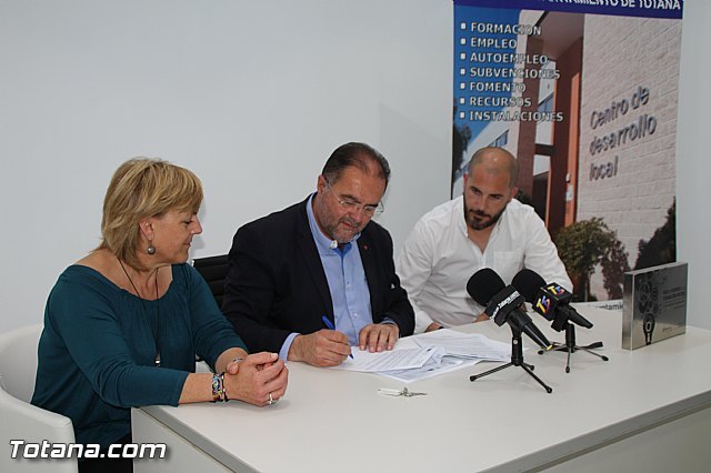 El alcalde y la concejal de Desarrollo Económico suscriben el contrato con Arcaelum para su instalación en el Vivero de Empresa, Foto 1
