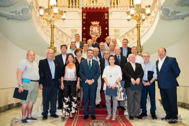 Los trabajadores municipales jubilados en el ultimo año reciben sus placas de reconocimiento de manos del alcalde - 1, Foto 1