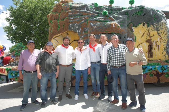 El presidente de la Comunidad asiste a los actos organizados con motivo de las fiestas de San Isidro en Yecla - 3, Foto 3