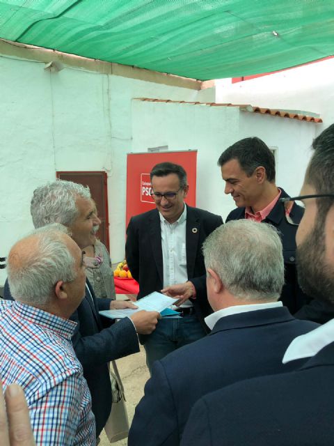 Francisco Saavedra entrega una carta al presidente del Gobierno de España para que solucione los problemas del ferrocarril en Alcantarilla - 1, Foto 1