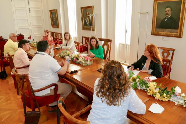 La alcaldesa se compromete a estudiar el incremento de frecuencias en las líneas 8 y 9 de autobús - 1, Foto 1
