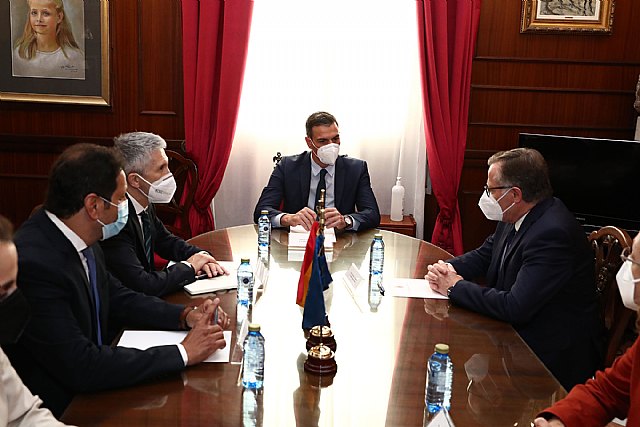 El presidente Sánchez reitera en Melilla que el gobierno restablecerá el orden en las fronteras con la máxima celeridad - 2, Foto 2