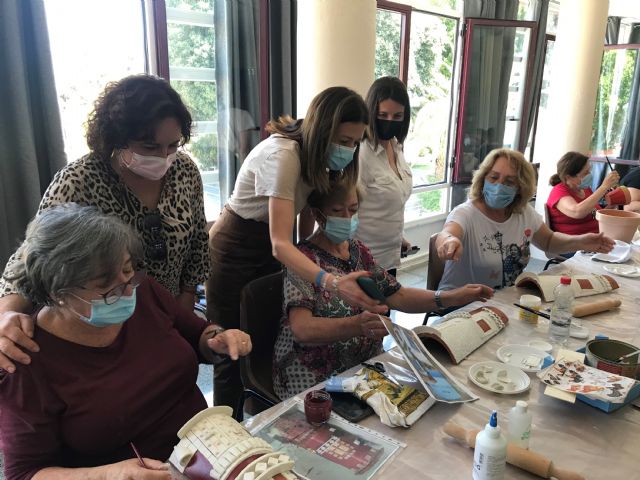 La alcaldesa y la edil del Mayor visitan el curso de manualidades del Centro de la Tercera Edad - 1, Foto 1