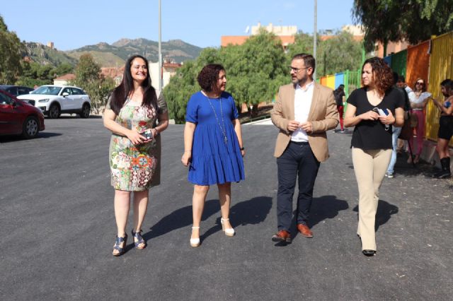 El Ayuntamiento de Lorca inicia los trabajos de reasfaltado del acceso y el aparcamiento del Colegio San Cristóbal y la Calle Pareja - 1, Foto 1