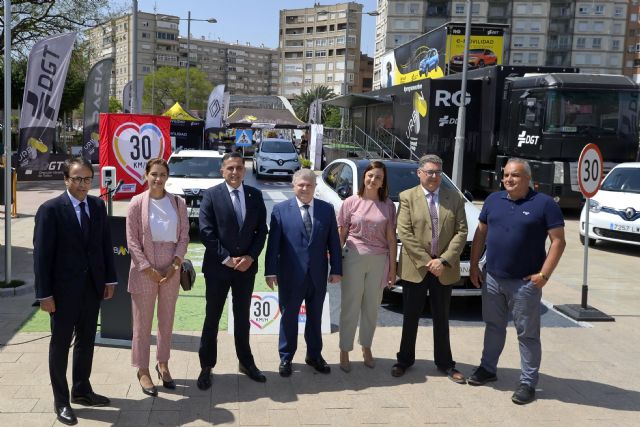 El alcalde José Antonio Serrano visita la exposición del Programa URBAN, pionera en e-Movilidad - 2, Foto 2