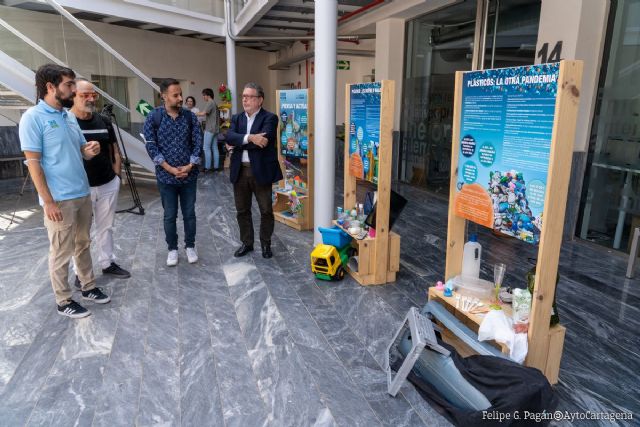 La exposición ´microplásticos, MACROBASURA´ de Mucho Más Mayo trata de concienciar sobre el impacto de los residuos para el planeta - 1, Foto 1