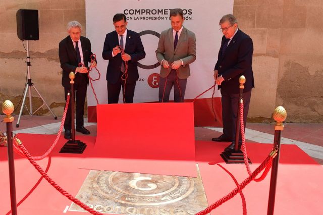 El alcalde de Murcia y el consejero de Presidencia han inaugurado la Placa de los Economistas - 2, Foto 2
