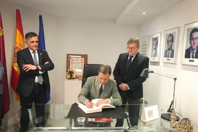 Ortuño elogia el trabajo del Colegio de Economistas por la prosperidad de la Región en la inauguración de la placa por su centenario - 1, Foto 1