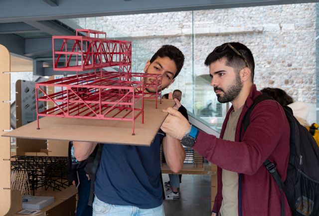 Estudiantes de Arquitectura reproducen con maquetas estructuras metálicas singulares de una quincena de países - 1, Foto 1