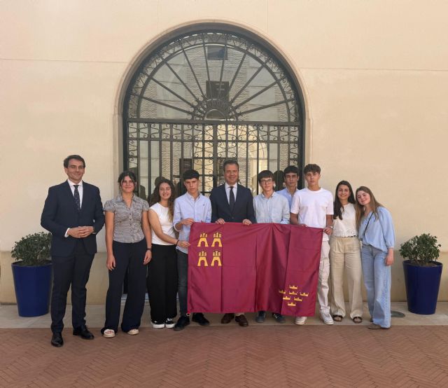 Los ocho jóvenes de la Región que participarán en la Ruta Quetzal 2026 visitan el Palacio de San Esteban - 2, Foto 2