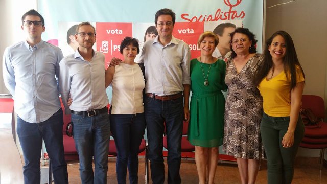 El candidato al Senado y miembro del Comité Electoral del PSOE, Óscar López, en el centro de la foto