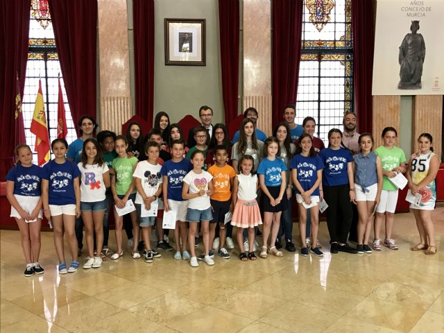 Los alumnos del colegio Nuestra Señora de la Consolación llevan sus ´Cometas de Esperanza´ al Ayuntamiento - 1, Foto 1