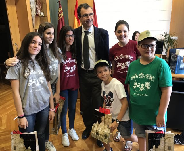 Los alumnos del colegio Nuestra Señora de la Consolación llevan sus ´Cometas de Esperanza´ al Ayuntamiento - 2, Foto 2