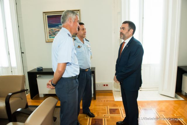 El alcalde recibe a los mandos saliente y entrante de la AGA - 1, Foto 1