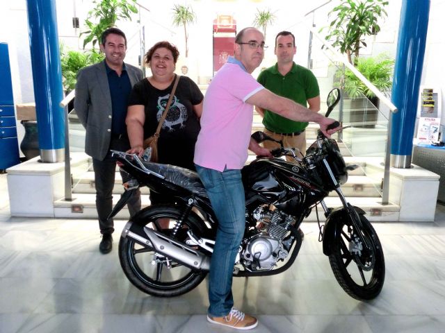 La Asociación de Comerciantes entrega la moto que sorteó, dentro de la campaña de Compra en el comercio local ….. y llévate esta moto, que han venido realizando en 47 comercios asociados - 1, Foto 1