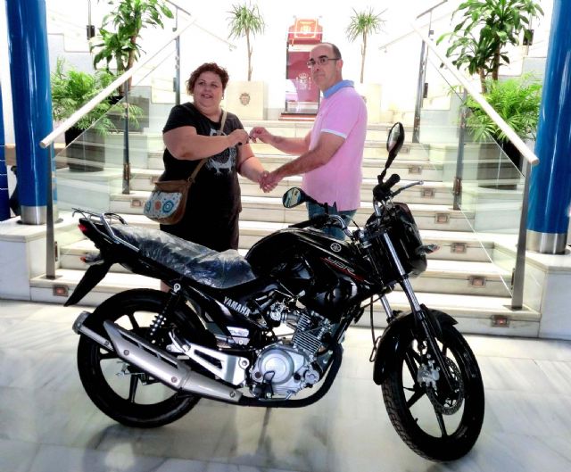 La Asociación de Comerciantes entrega la moto que sorteó, dentro de la campaña de Compra en el comercio local ….. y llévate esta moto, que han venido realizando en 47 comercios asociados - 2, Foto 2