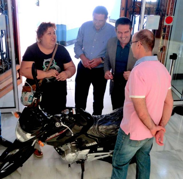 La Asociación de Comerciantes entrega la moto que sorteó, dentro de la campaña de Compra en el comercio local ….. y llévate esta moto, que han venido realizando en 47 comercios asociados - 3, Foto 3