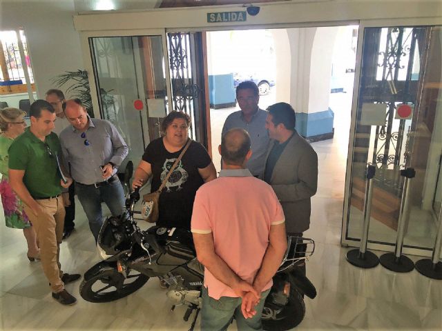 La Asociación de Comerciantes entrega la moto que sorteó, dentro de la campaña de Compra en el comercio local ….. y llévate esta moto, que han venido realizando en 47 comercios asociados - 4, Foto 4