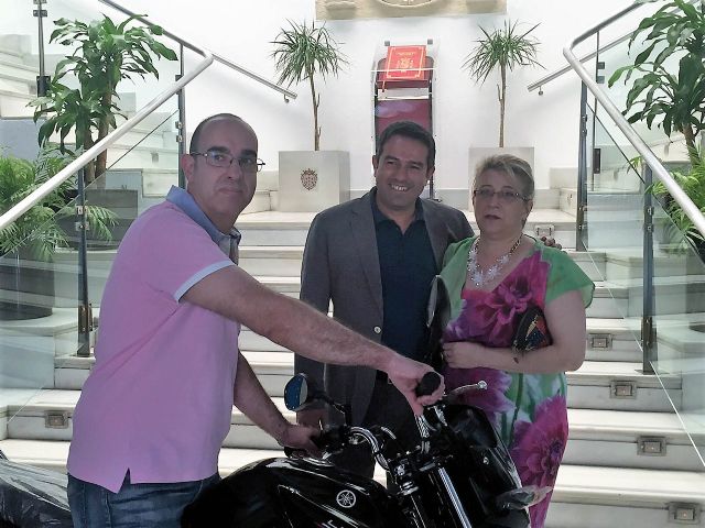 La Asociación de Comerciantes entrega la moto que sorteó, dentro de la campaña de Compra en el comercio local ….. y llévate esta moto, que han venido realizando en 47 comercios asociados - 5, Foto 5