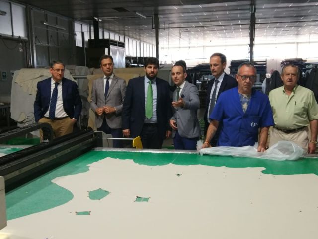 López Miras visita las empresas ´Verdú´ y ´Pedro Ortiz Sofás´ ubicadas en Yecla - 1, Foto 1