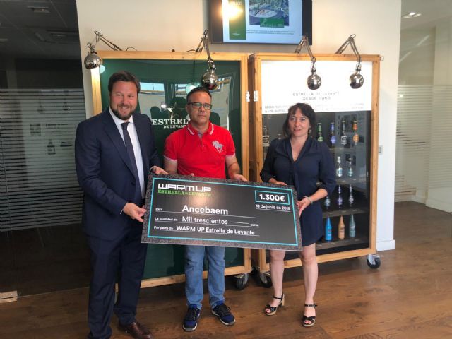 La Asociación ANCEBAEM contra el acoso escolar recibe el cheque WARM-UP valorado en 1.300 euros - 2, Foto 2