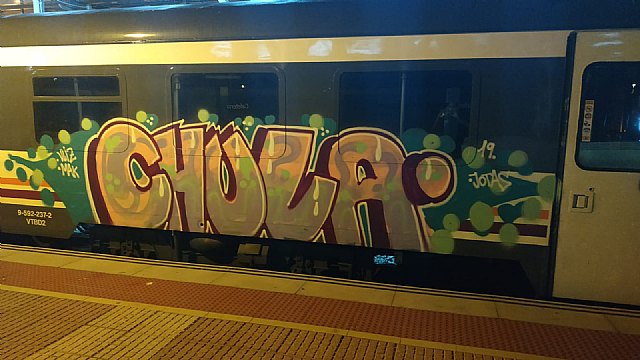 Identificadas tres personas por realizar grafitis en varios vagones de tren en la Estación de Sutullena de Lorca - 1, Foto 1