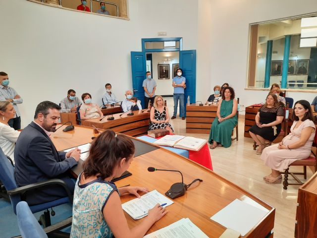 Cuatro empleadas municipales toman posesión de sus puestos como funcionarias de carrera - 1, Foto 1