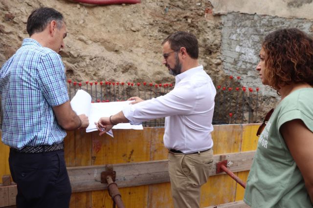 El alcalde de Lorca supervisa la intervención de emergencia en el muro de carga situado en la Calle Mena afectado por las precipitaciones sucedidas en marzo y abril - 1, Foto 1